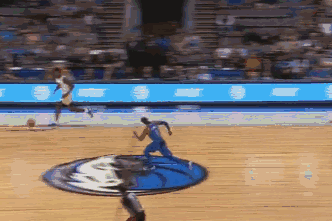 最吸粉的扣篮动作！科比詹皇也远不如一人飘逸