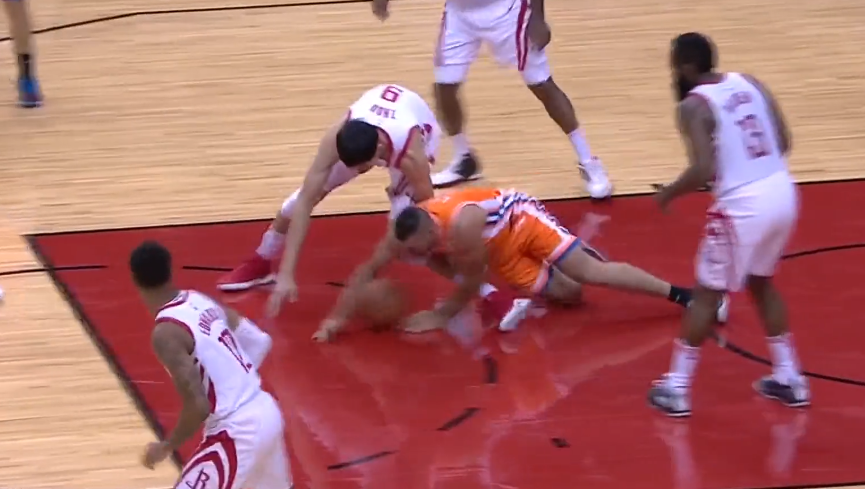 周琦受伤瞬间回顾！这一刻请为他祈祷