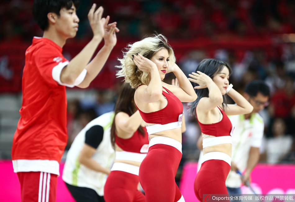 广州篮球宝贝化身拳击天后热情火辣