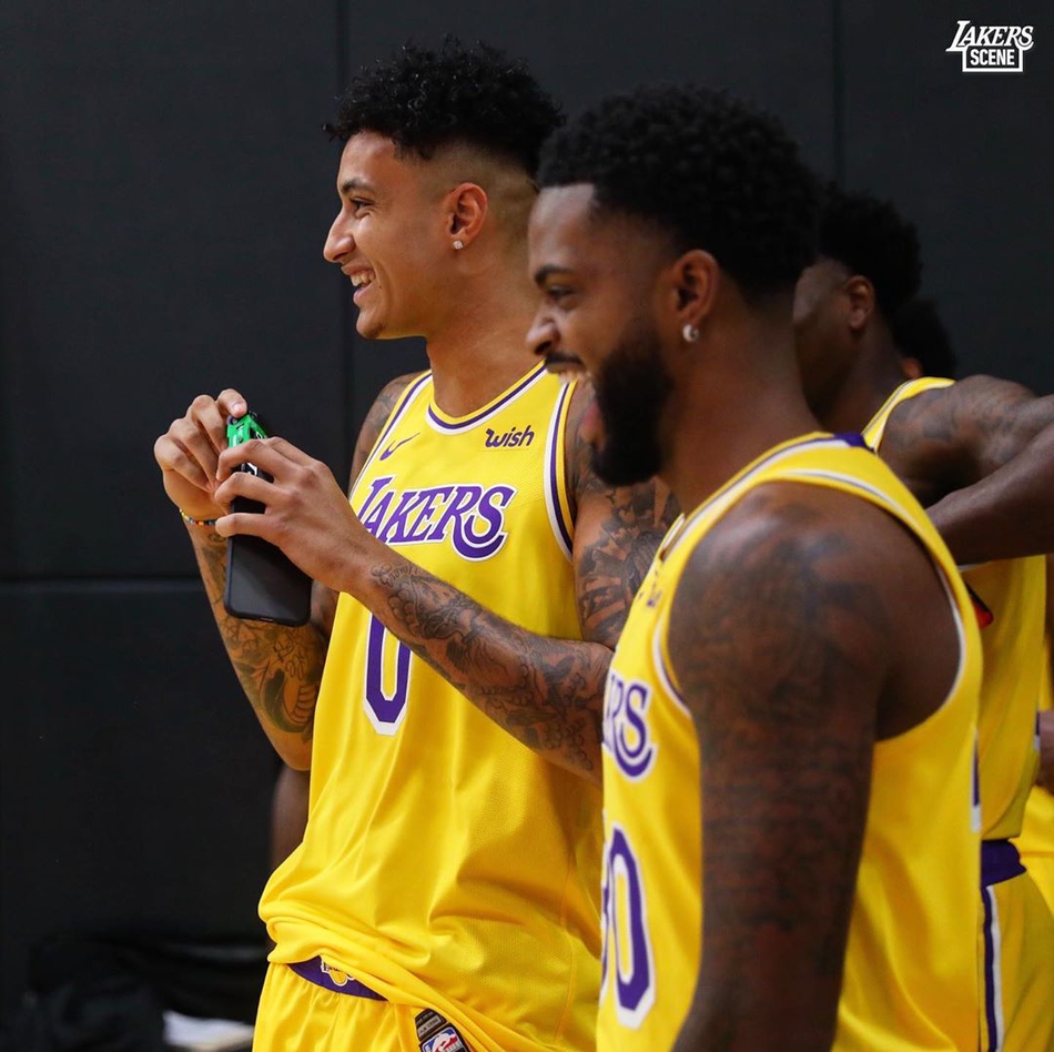 湖人新赛季媒体日！詹皇戴金项链，浓眉魔兽库兹马帅气逼人