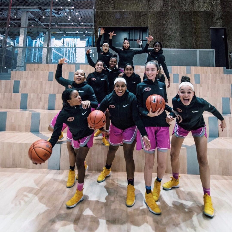 又一位篮球女神！这小蛮腰真的禁得起对抗吗