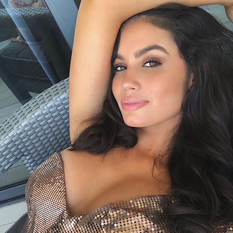 大帝宠妃真的美炸了!泳装杂志御用封面,这身材看着容易喷血