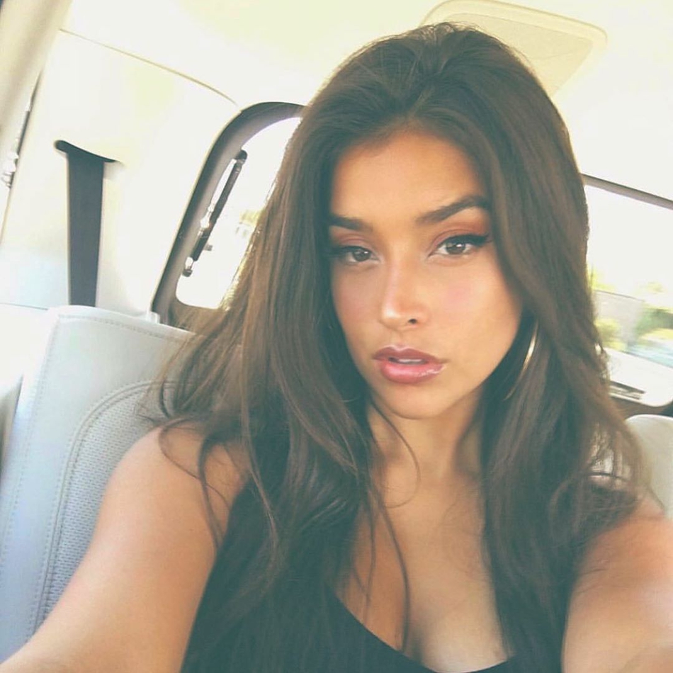 她老爸10亿+美元身家，她貌美如花身材火辣，还敢与鲨鱼玩耍