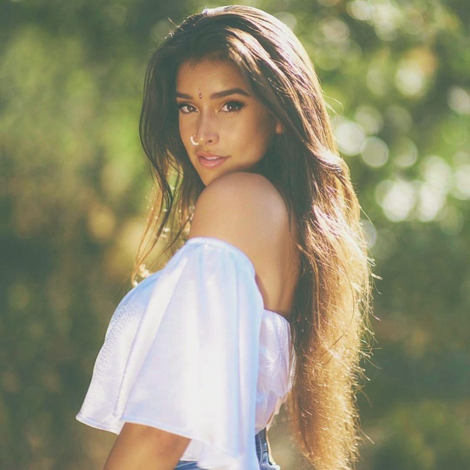 她老爸10亿+美元身家，她貌美如花身材火辣，还敢与鲨鱼玩耍