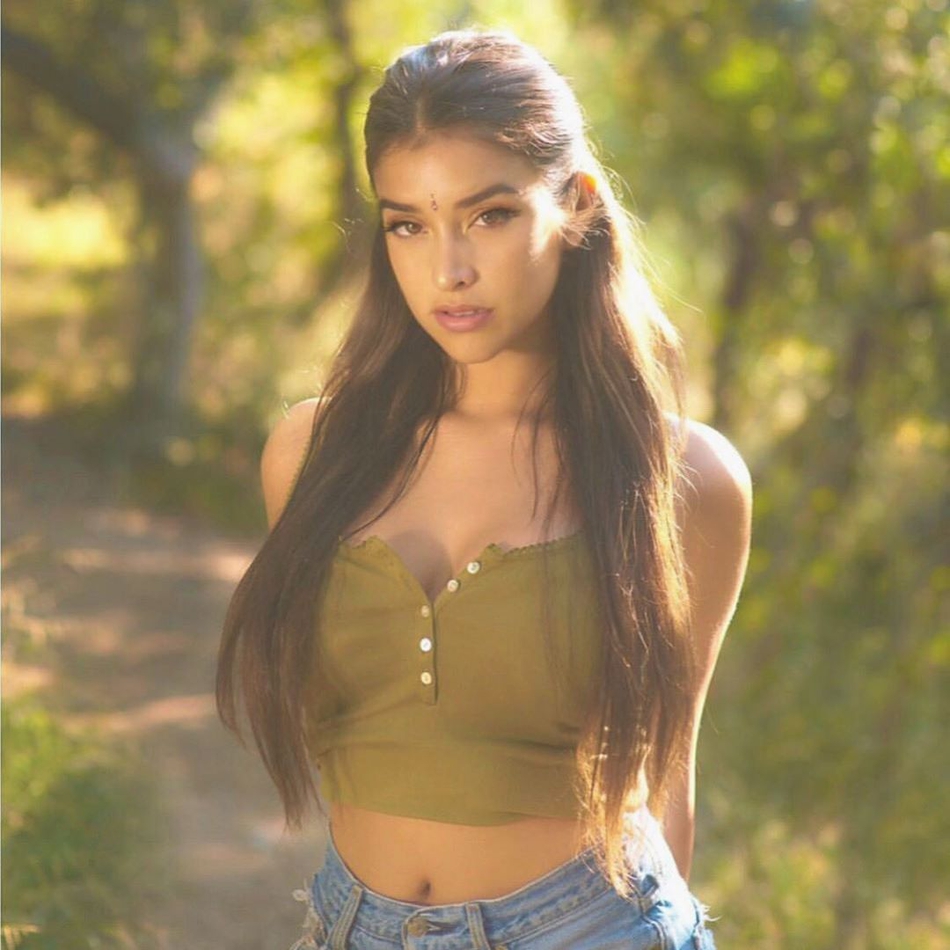 她老爸10亿+美元身家，她貌美如花身材火辣，还敢与鲨鱼玩耍