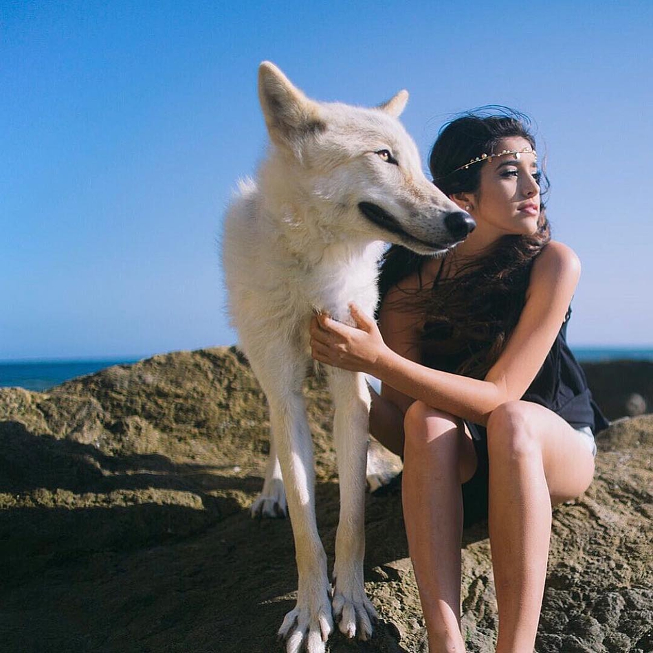 她老爸10亿+美元身家，她貌美如花身材火辣，还敢与鲨鱼玩耍