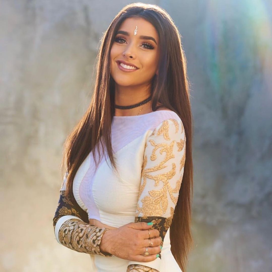 她老爸10亿+美元身家，她貌美如花身材火辣，还敢与鲨鱼玩耍