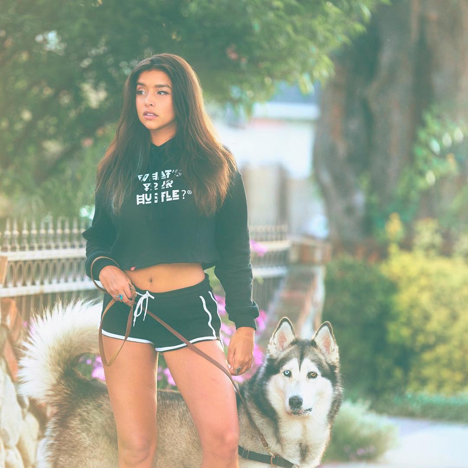 她老爸10亿+美元身家，她貌美如花身材火辣，还敢与鲨鱼玩耍