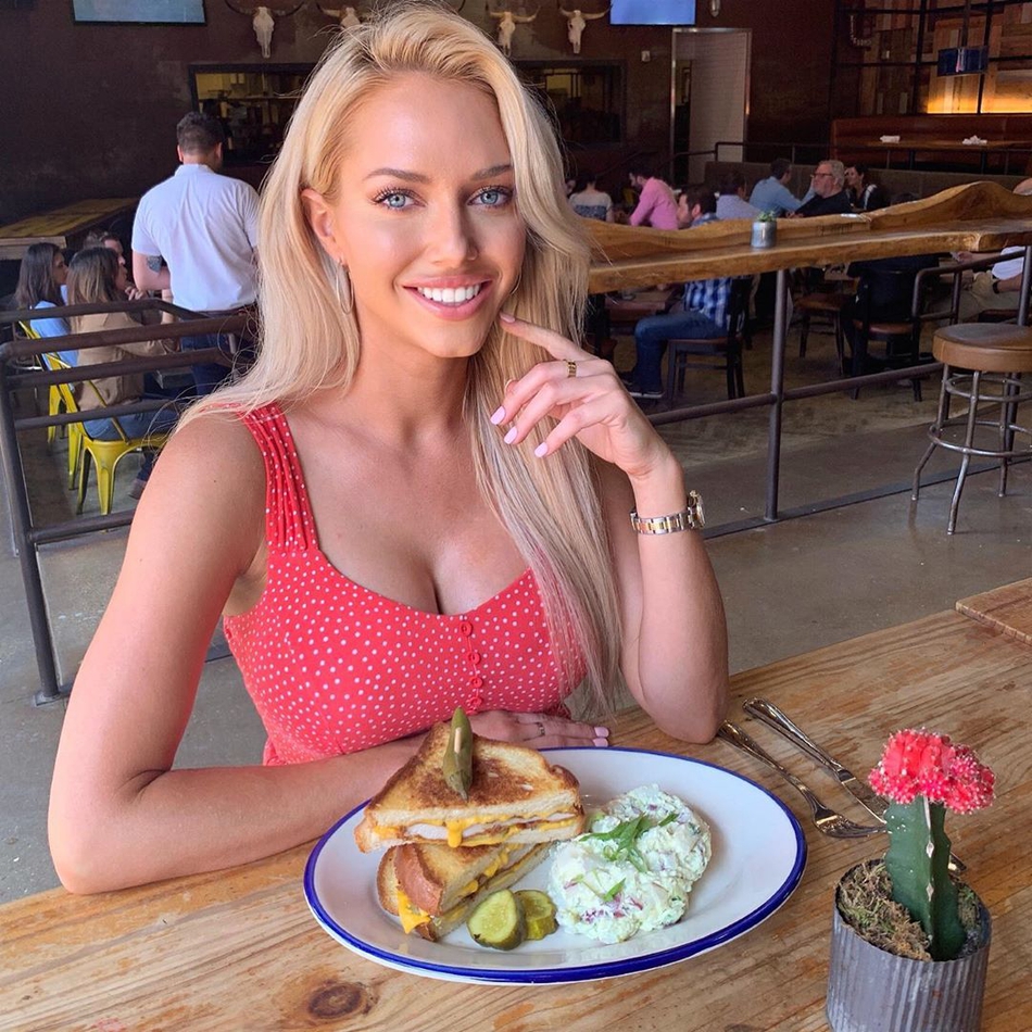 周琦昔日竞争对手的绝美女友，98年小将甜美姐弟恋，羡慕吗？