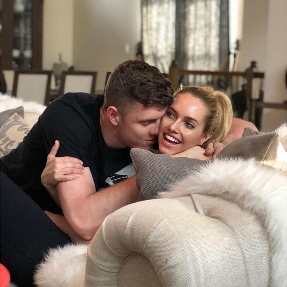 周琦昔日竞争对手的绝美女友，98年小将甜美姐弟恋，羡慕吗？