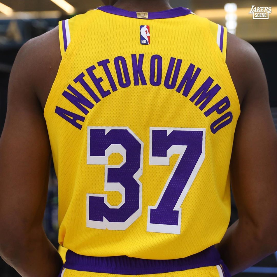 湖人新赛季媒体日！詹皇戴金项链，浓眉魔兽库兹马帅气逼人