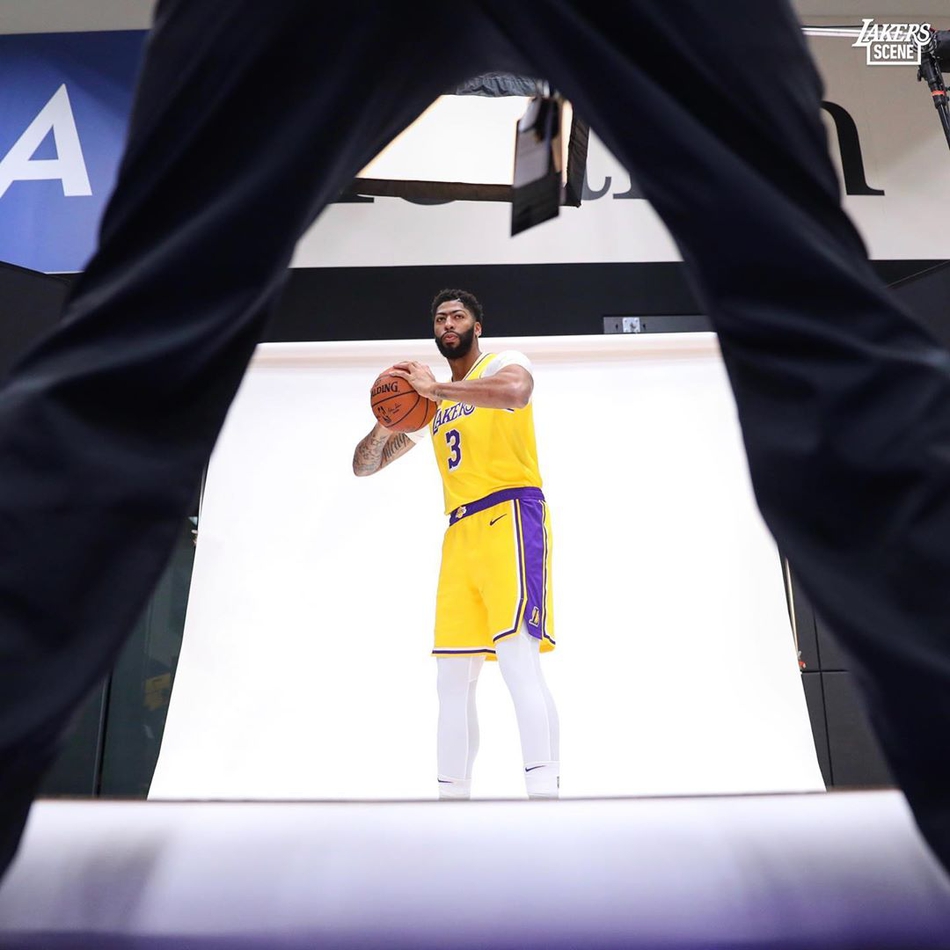 湖人新赛季媒体日！詹皇戴金项链，浓眉魔兽库兹马帅气逼人