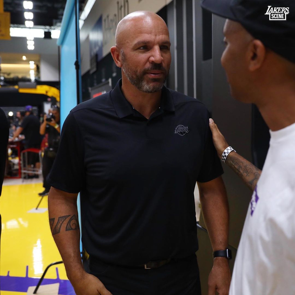 湖人新赛季媒体日！詹皇戴金项链，浓眉魔兽库兹马帅气逼人