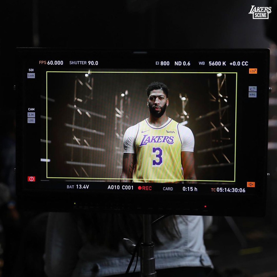 湖人新赛季媒体日！詹皇戴金项链，浓眉魔兽库兹马帅气逼人