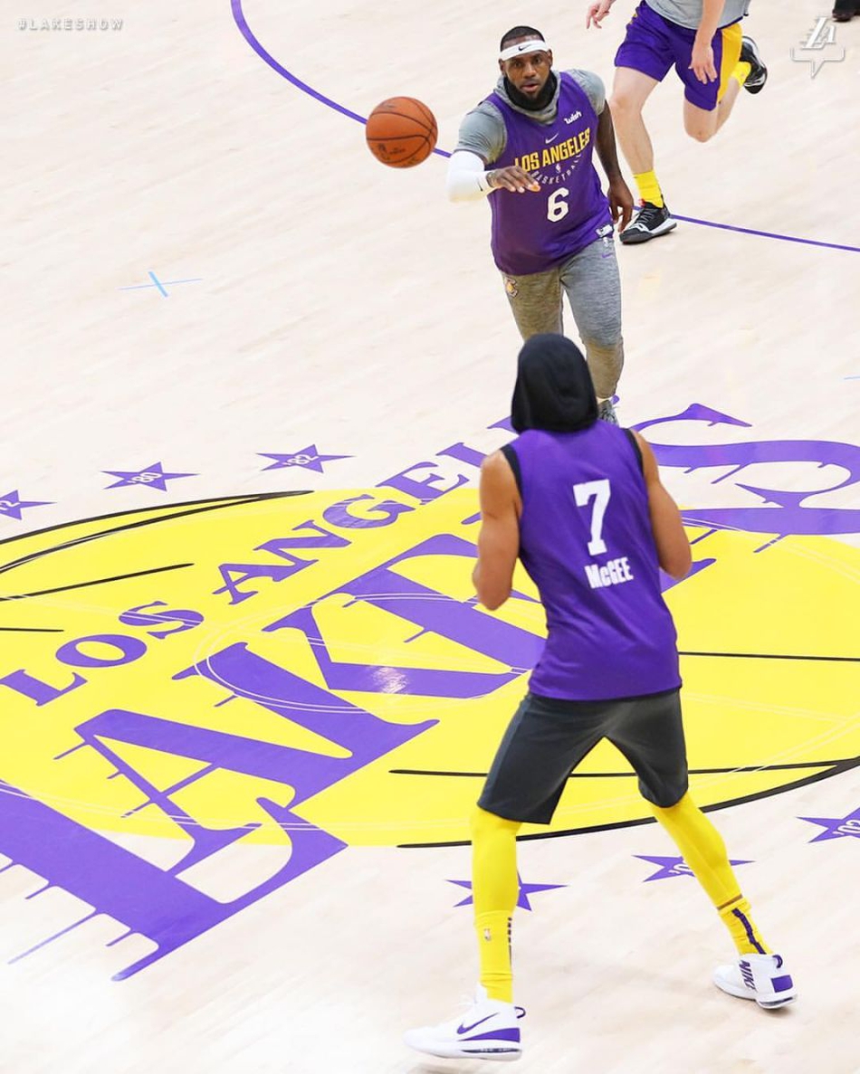 发带詹传给帽衫麦基