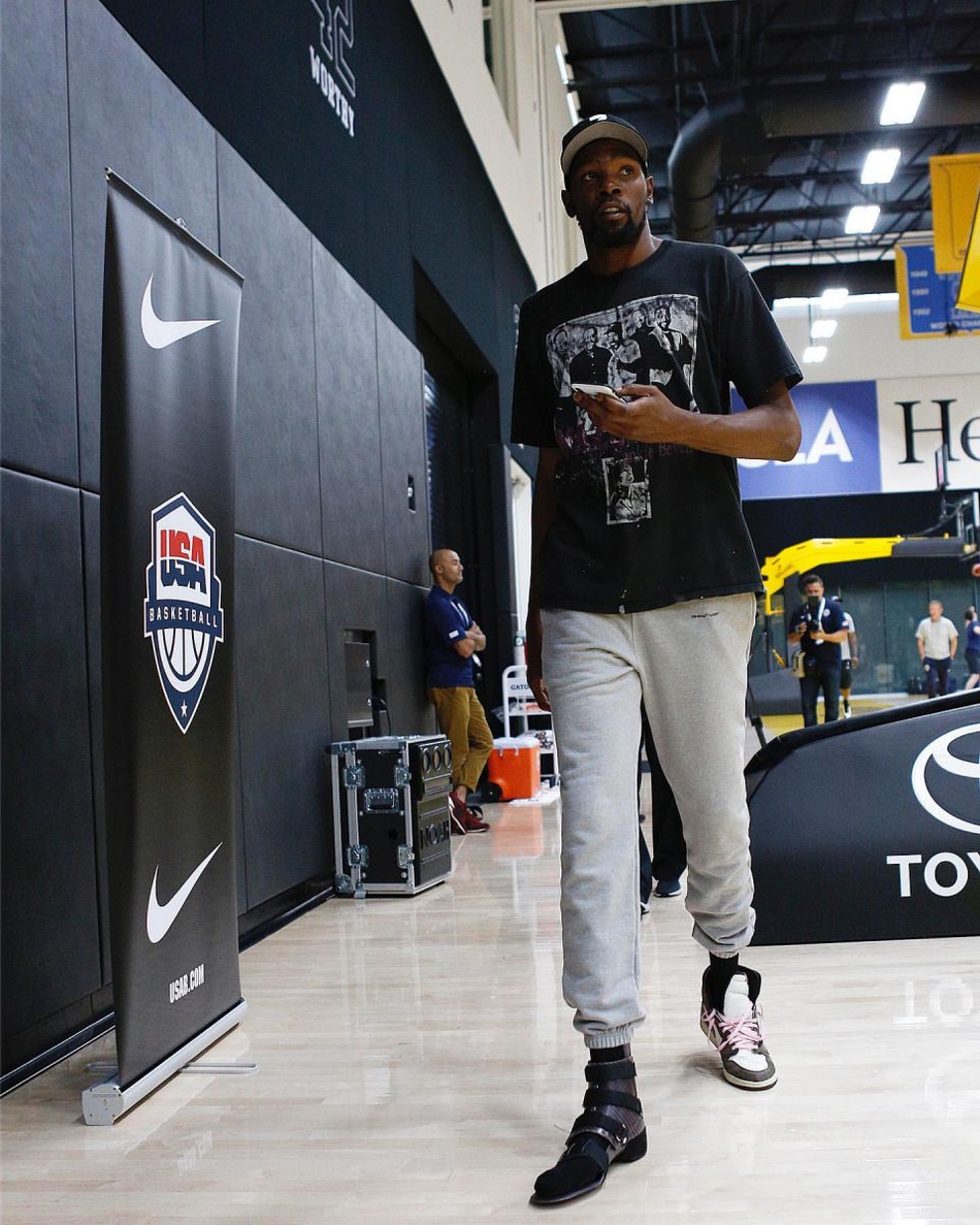 杜兰特探班美国男篮训练营，与波波相谈甚欢，拐杖已被他抛弃