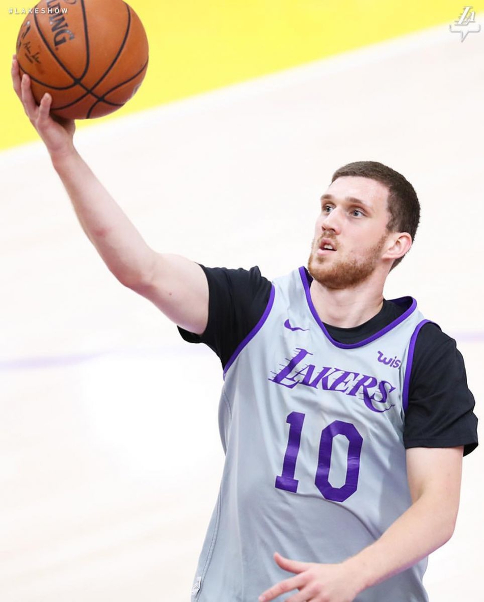 湖人训练营Day3：发带詹重现江湖 球哥全对抗首训