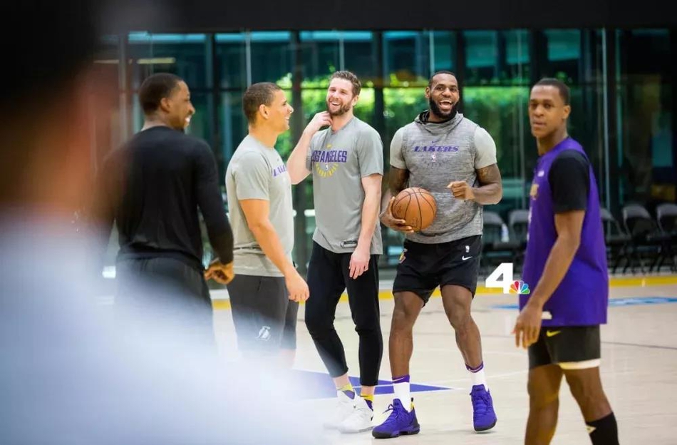 泪奔！詹姆斯终于要复出了！一个月来他首次赛前训练