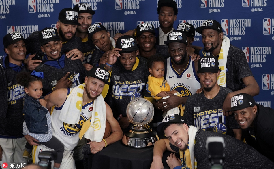 西部冠军颁奖典礼 库里乐开花萌娃抢镜