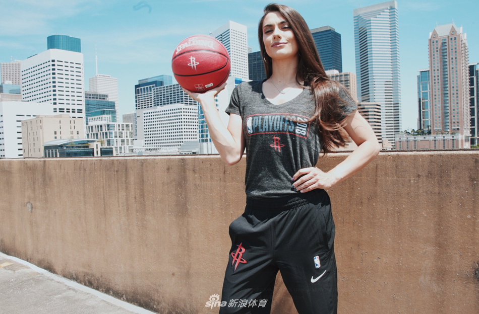 自带仙气 火箭场内主持人靓照出炉！