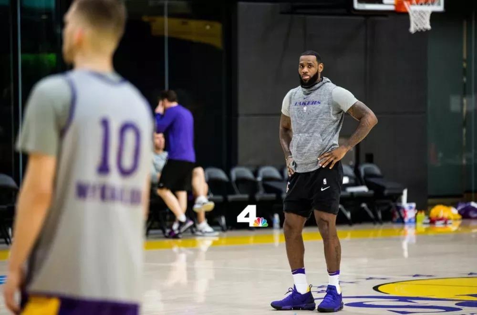 泪奔！詹姆斯终于要复出了！一个月来他首次赛前训练