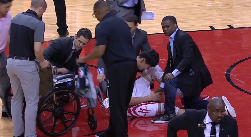 周琦受伤瞬间回顾！这一刻请为他祈祷