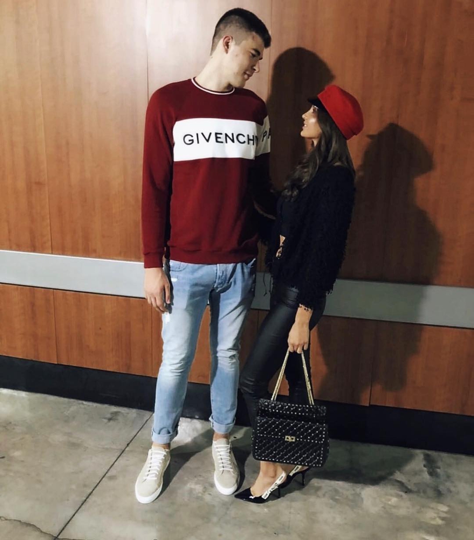 腿长有1米8吧！高挑美颜+完美气质，公认NBA前五级别的女友