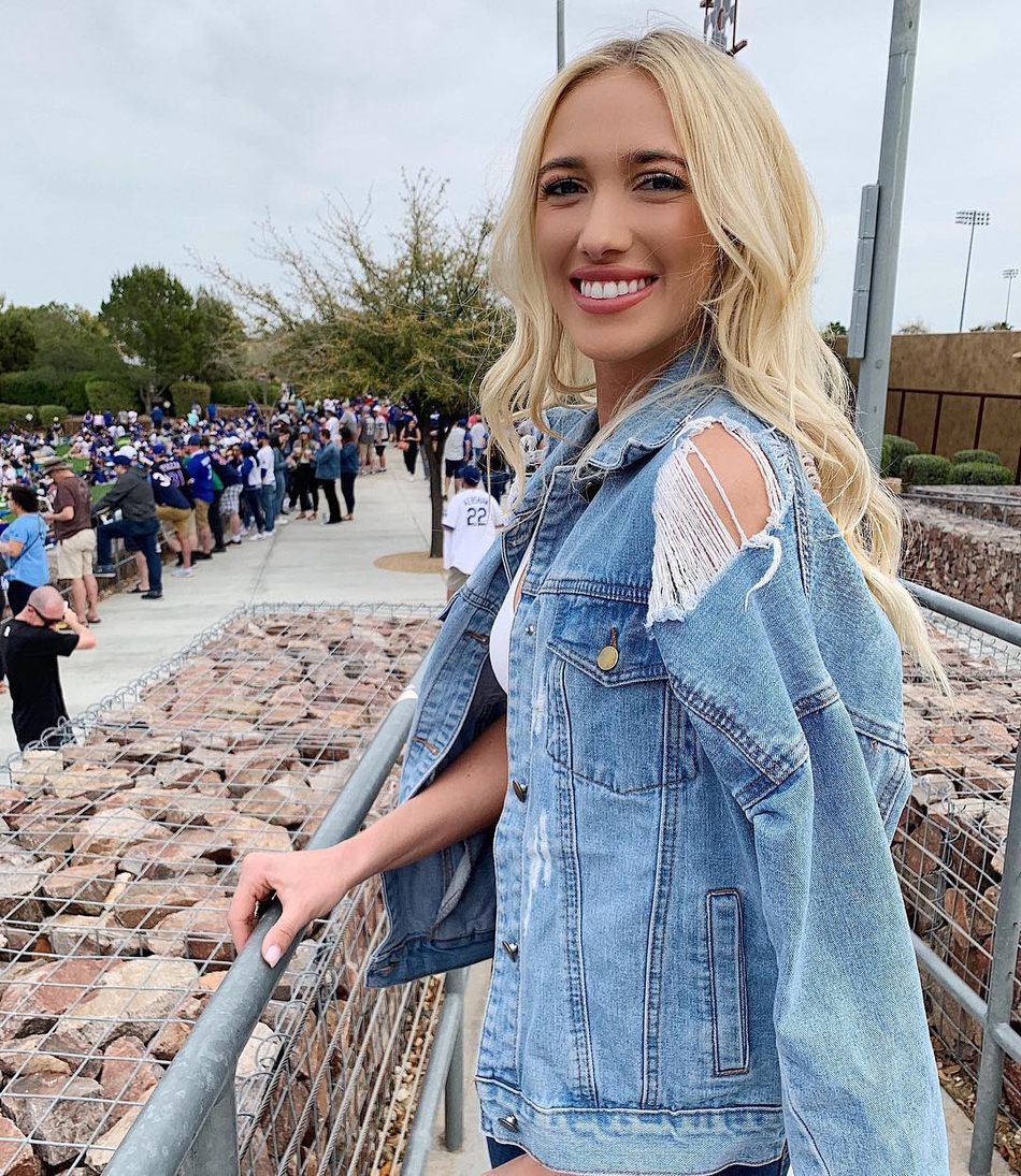 人生赢家！秃曼巴女友曝光，这小姐姐是大街上回头率最高的类型