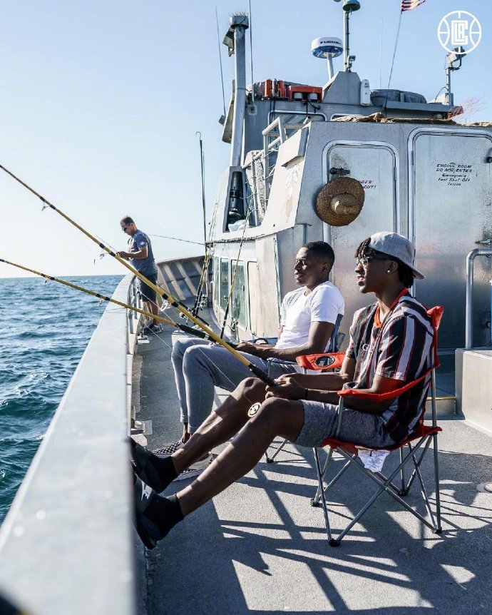 快船全队外出团建！租游轮海上钓鱼