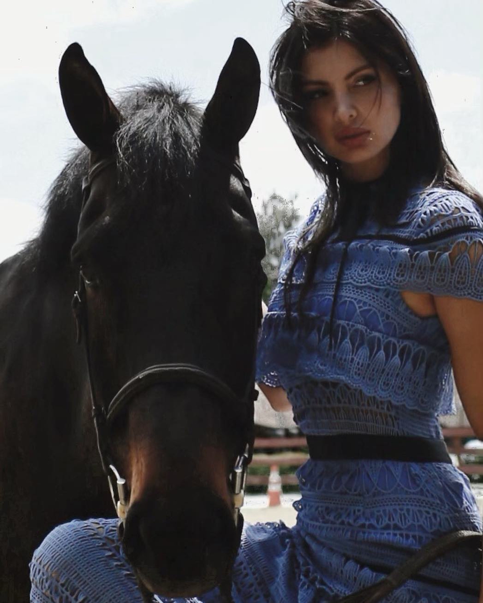 腿长有1米8吧！高挑美颜+完美气质，公认NBA前五级别的女友