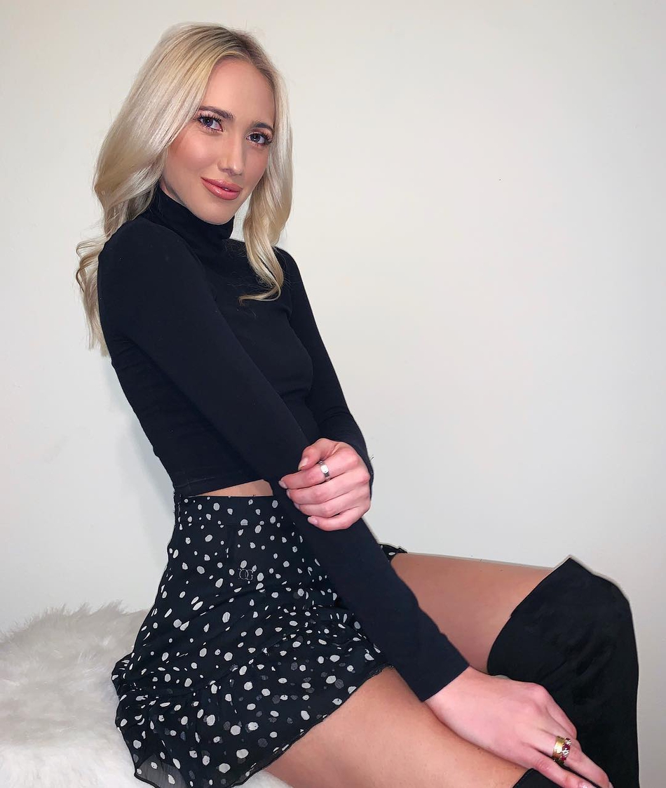 人生赢家！秃曼巴女友曝光，这小姐姐是大街上回头率最高的类型