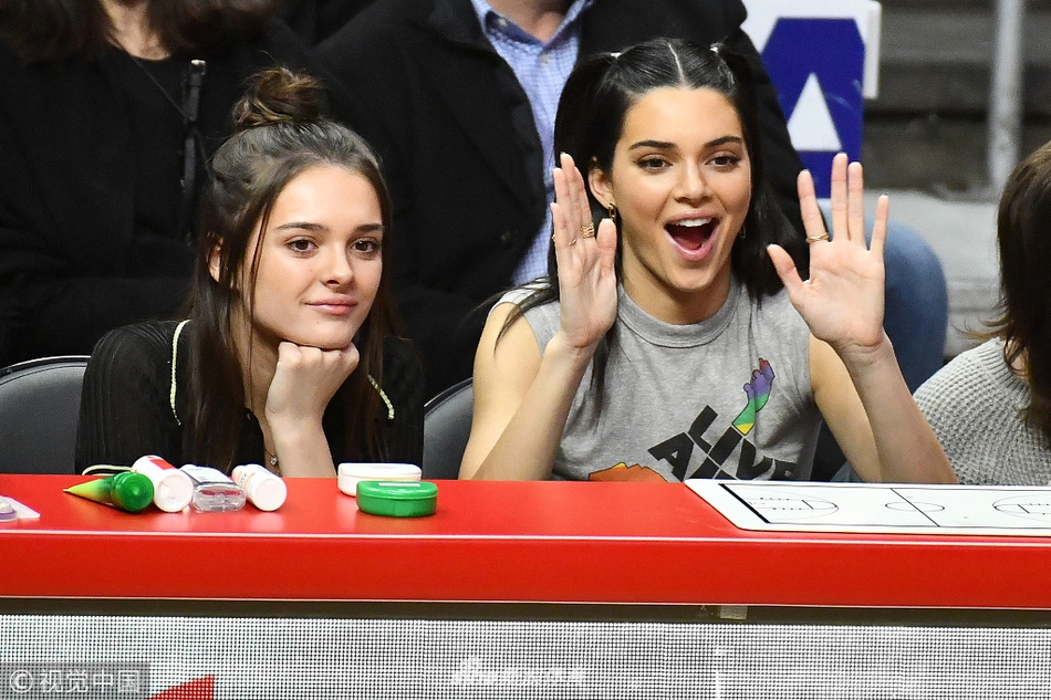 詹娜在斯台普斯中心为男友助威！这里也是她的主场