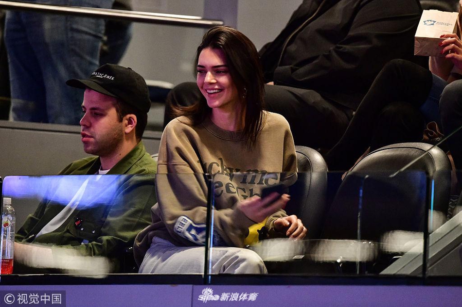 詹娜在斯台普斯中心为男友助威！这里也是她的主场