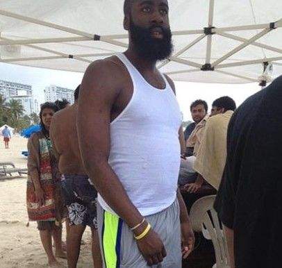 大帝半裸秀肌肉！哈登看了会沉默，约基奇默默点赞