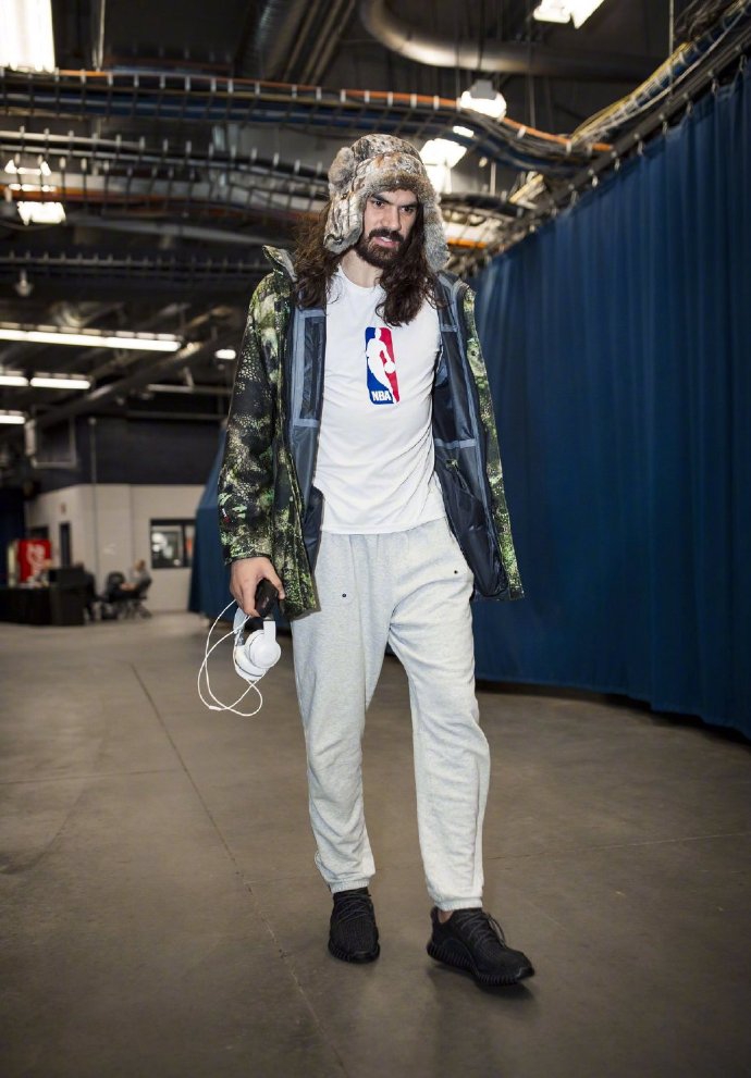 海王发福马王没了腹肌，但你仍旧分不清他和亚当斯