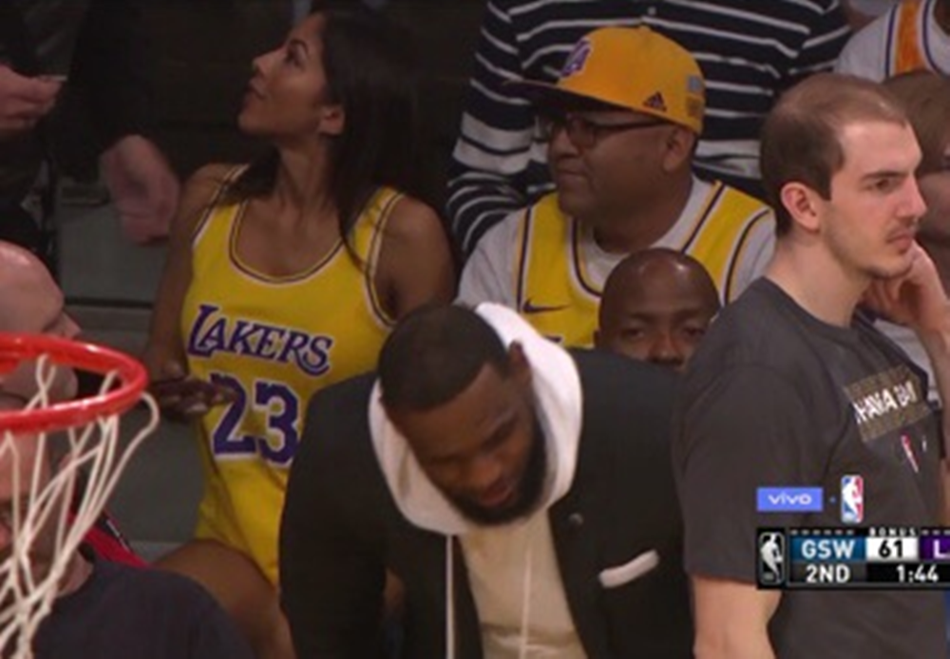 詹姆斯身后的女人太亮眼了！这颜值和身材堪比瓦妮莎啊