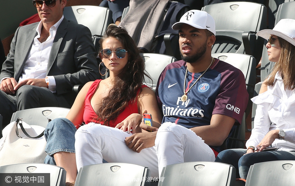 唐斯与女友十分恩爱