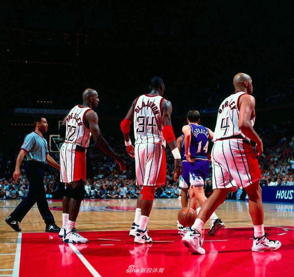 8.休斯顿火箭：哈基姆-奥拉朱旺、查尔斯-巴克利、克莱德-德雷克斯勒