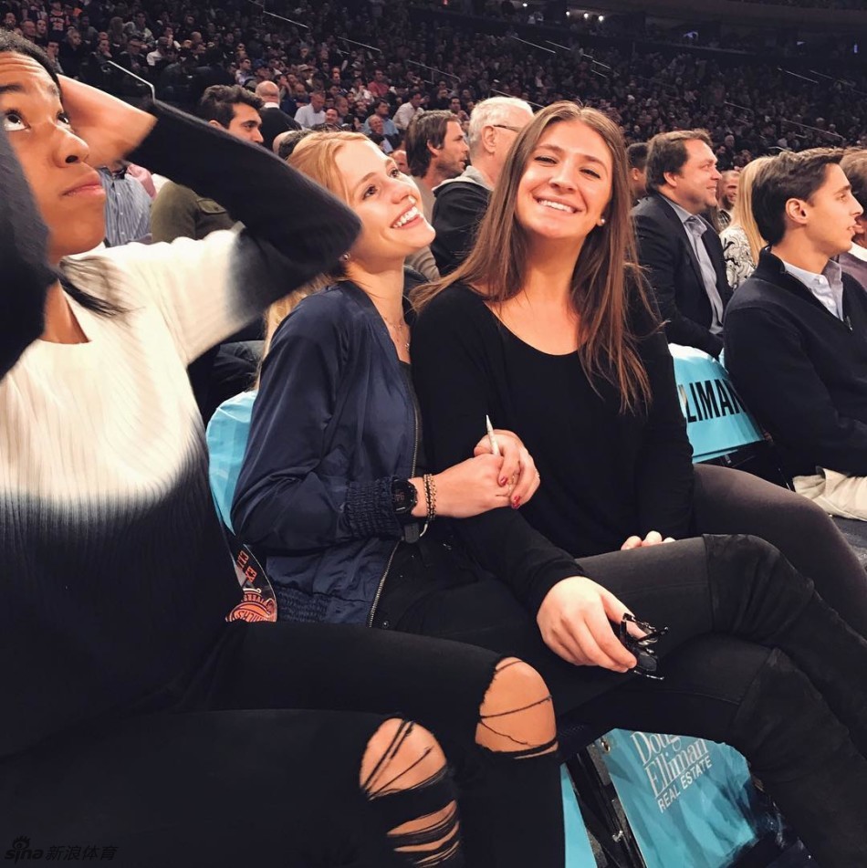 雄鹿队老板千金（图左）