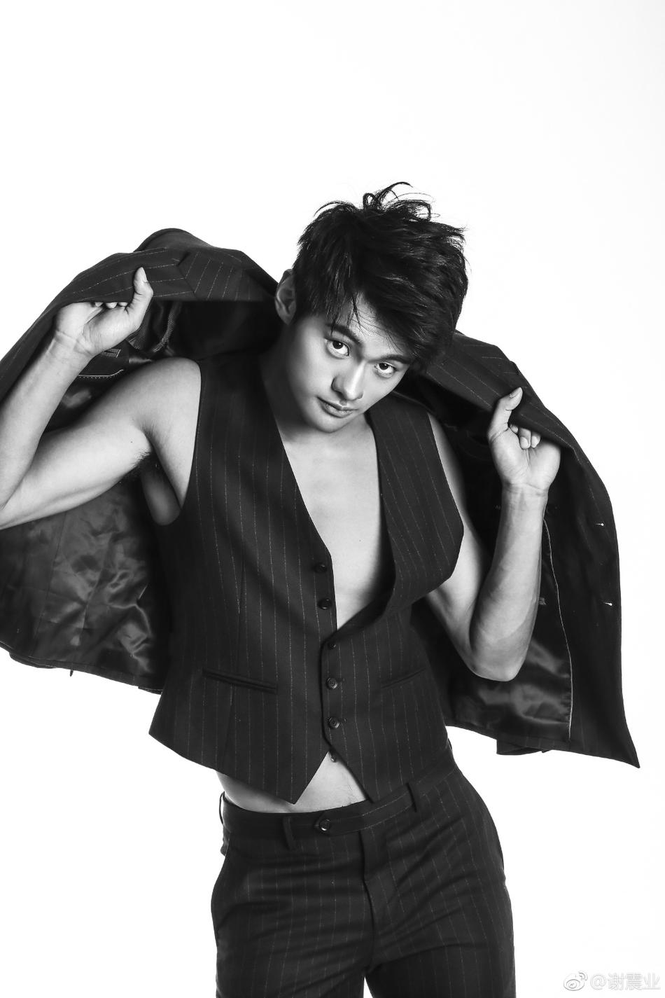 短跑小鲜肉谢震业近日在微博上晒出一组写真,帅气逼人.
