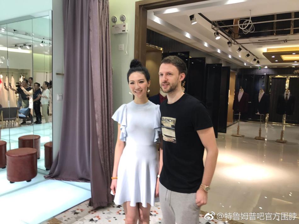 特鲁姆普跟环球小姐拍婚纱照_高清图集_新浪网