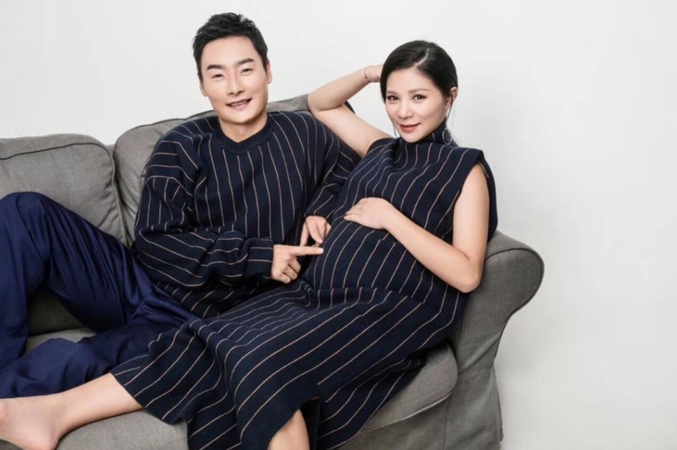 何姿写真孕味十足 秦凯甜蜜呵护