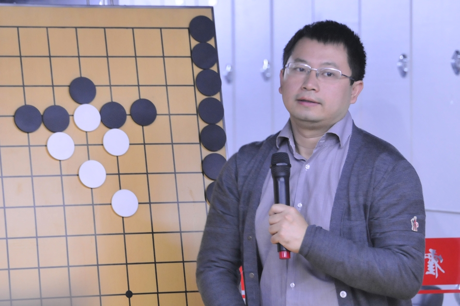 10轮,张奕超勇夺冠军,黄奕中七段为棋迷大盘讲解,舒大军等为选手颁奖