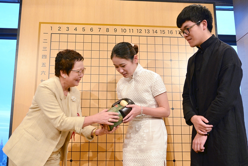 柯洁於之莹获赠纪念品