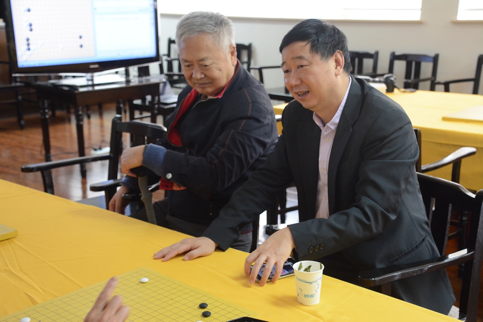 研究室相谈甚欢