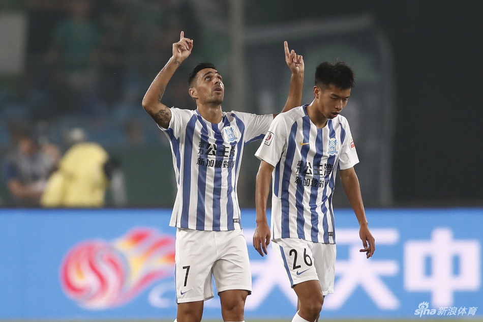 扎哈维双手指天