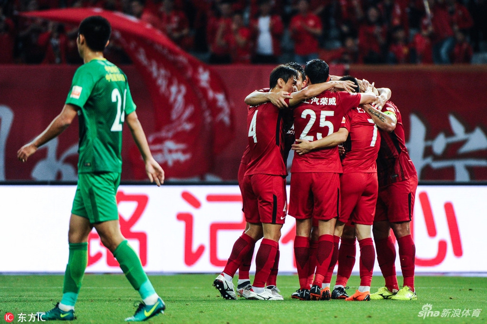上港庆祝进球