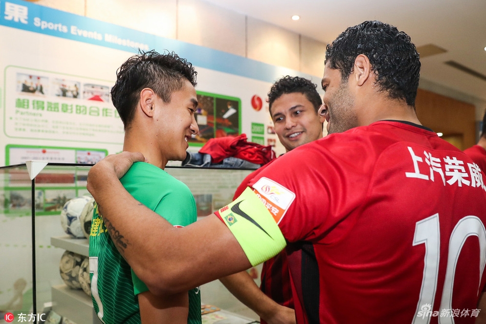 韦世豪和胡尔克寒暄