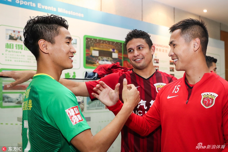 韦世豪和昔日队友寒暄