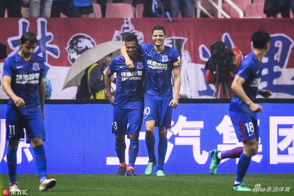 申花庆祝进球